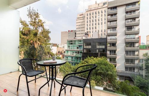- Balcón con mesa y sillas y vistas a la ciudad en Casa Alure by Kukun, en Ciudad de México