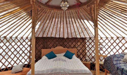 Säng eller sängar i ett rum på mongolische Jurte im ART.Quartier