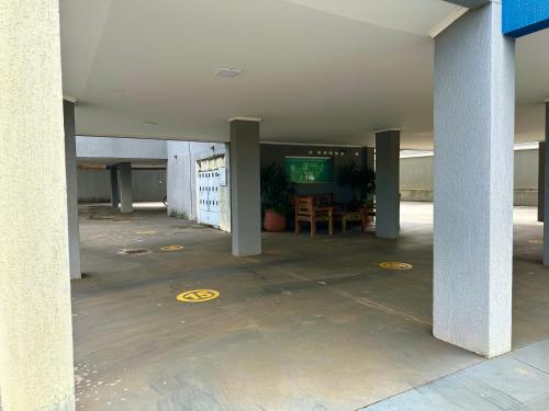 an empty parking garage with a table and a screen at Apê Central Bonito in Bonito