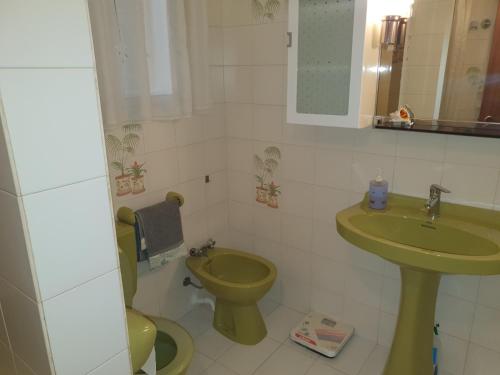 baño con lavabo verde y aseo en Cal Tendre, en Albagés