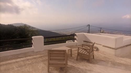 2 sedie e un tavolo sul balcone con vista di Terra Aeolica ad Arnádhos