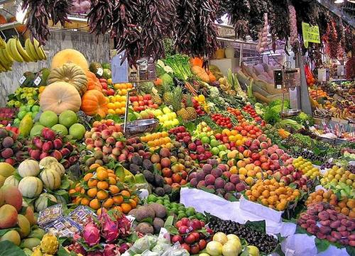 a market filled with lots of fruits and vegetables at SHANTI HOLIDAY HOUSE in Palermo