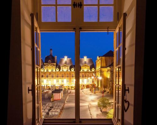 an open window with a view of a building at Charleville-Mézières: belle vue Place Ducale in Charleville-Mézières