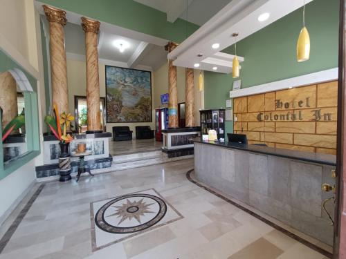 バランキージャにあるHotel Colonial Innの美容院のあるホテルのロビー