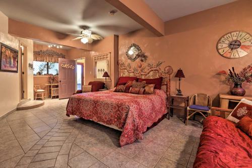 峽谷湖的住宿－Exotic Home with Patio and Grill Walk to Canyon Lake!，卧室配有一张床,墙上挂着一个钟