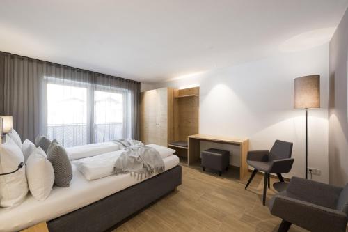 um quarto com uma cama, uma secretária e uma cadeira em Residence Sonja - Apartment Betula em Rabla