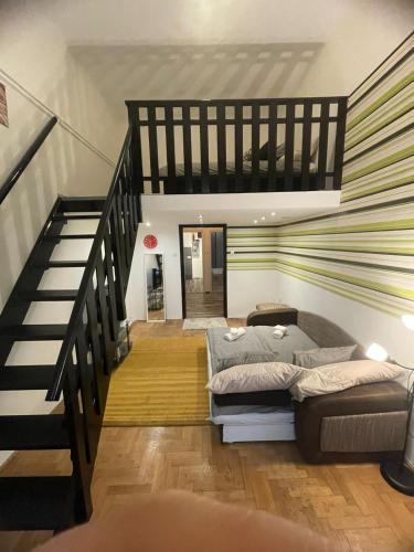 Een bed of bedden in een kamer bij Hegedu 5 , Stylish Central Apartment