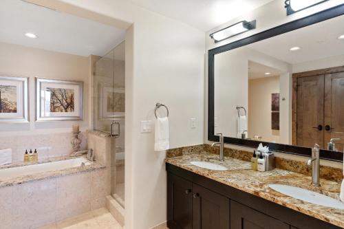 Ένα μπάνιο στο Edgemont 2603 - Luxury Ski-in Ski-out Condo