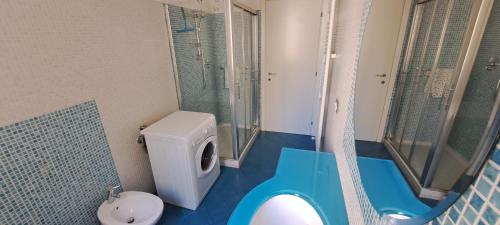 uma casa de banho com um WC e um chuveiro. em Waterfront Apartment em La Spezia