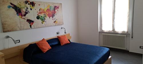 um quarto com uma cama azul e um mapa na parede em Waterfront Apartment em La Spezia