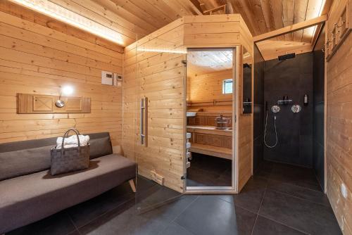 baño con ducha y banco en una habitación en Appartements Toni, en Velturno