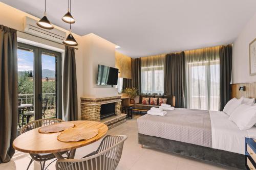 een hotelkamer met een bed en een tafel en stoelen bij Bonos apartments in Stoupa