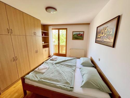 Guest house Domačija Krncにあるベッド