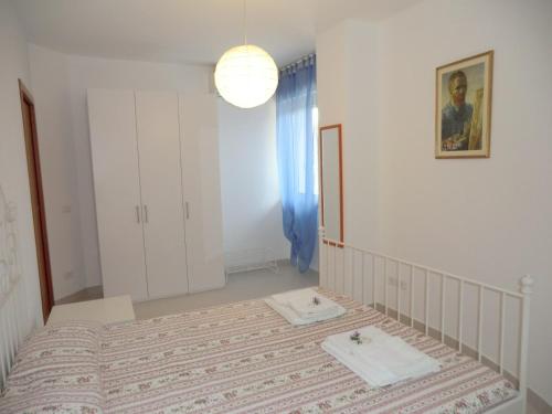 ヴァストにあるVilla Il Melogranoのベッドルーム1室(毛布付きのベッド1台付)