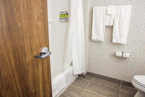 y baño con aseo y ducha con toallas. en Holiday Inn Express & Suites - Halifax – Dartmouth, en Halifax