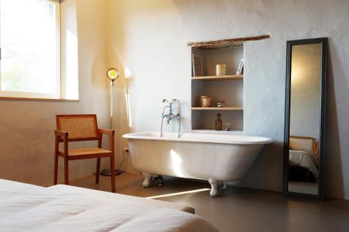 baño con bañera, silla y cama en Casa Cunicchio, en SantʼElpidio a Mare