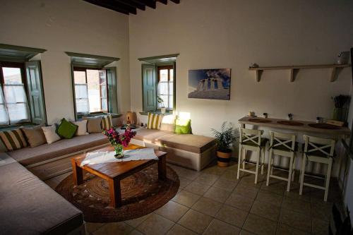 ein Wohnzimmer mit einem Sofa und einer Bar in der Unterkunft Chrissa's loft in Patmos