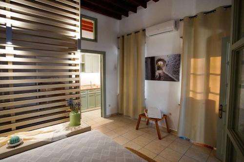 ein Schlafzimmer mit einem Bett in einem Zimmer mit einem Fenster in der Unterkunft Chrissa's loft in Patmos