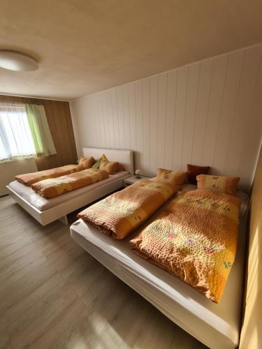 Duas camas num quarto com uma parede em Ferienwohnung Jürgen horn em Hohentauern