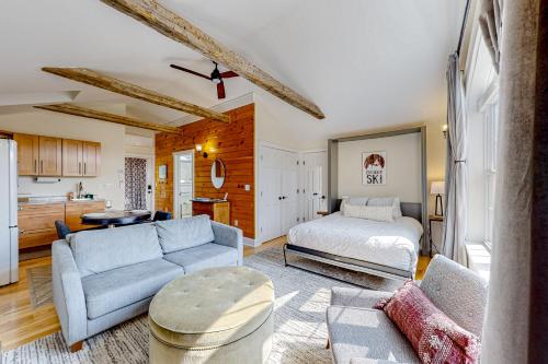 un soggiorno con divano e letto di The Loft - Suite #5 a Waterbury