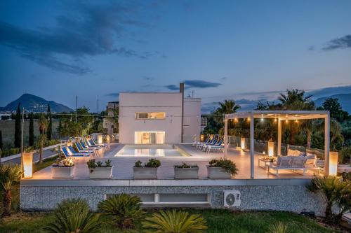 une villa avec une piscine la nuit dans l'établissement Villa Sikelia, à Alcamo