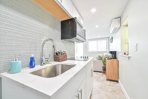 Η κουζίνα ή μικρή κουζίνα στο 318 E Youngs Ave Unit 4 Charming Salty Shore Retreat Your Perfect Getaway
