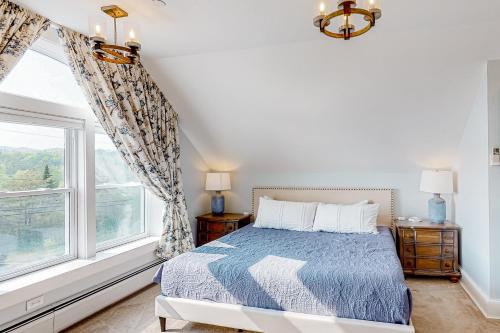 1 dormitorio con cama y ventana grande en The Retreat - Suite #2 en Waterbury