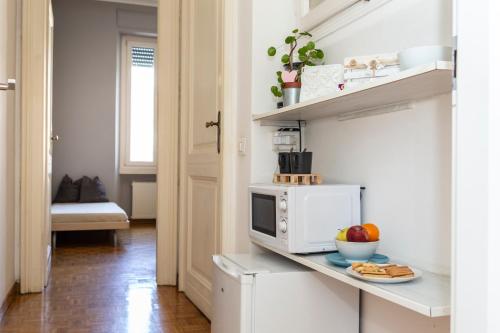 una piccola cucina con forno a microonde su un bancone di Dulcis In Fundo b&b a Roma