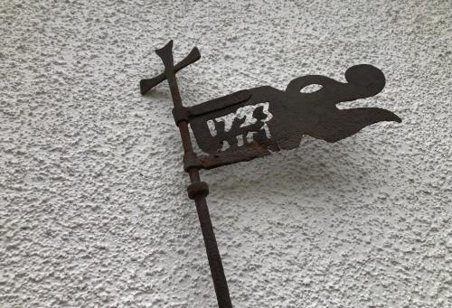 a metal object on the side of a wall at Isomegård Väte Gotland in Klintehamn