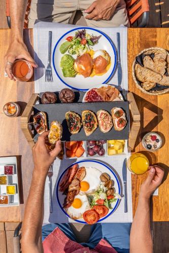 Makanan di atau berdekatan hotel
