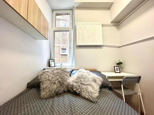 Postel nebo postele na pokoji v ubytování MMRent Oak Room