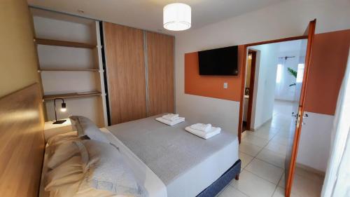 Una cama o camas en una habitación de Servando Deptos Turísticos
