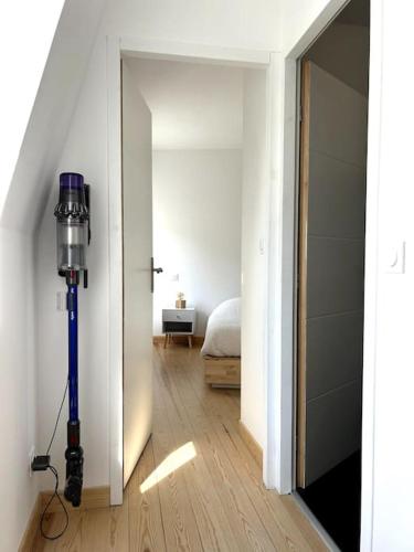 un couloir avec une chambre avec un lit et un lampadaire dans l'établissement maison bononia, à Boulogne-sur-Mer