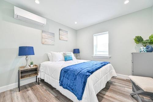 een witte slaapkamer met een bed en een raam bij 318 E Youngs Ave Unit 7 Salty Shore Retreat Coastal Charm Tranquility in Wildwood