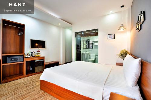 une chambre d'hôtel avec un lit et une télévision dans l'établissement HANZ AMI Central Hotel Hanoi, à Hanoï