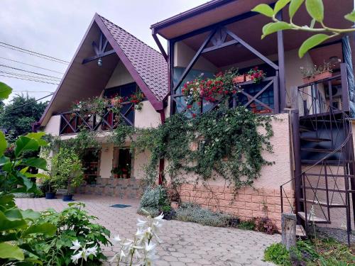 a house with flowers on the side of it at Kera in Tsinandali