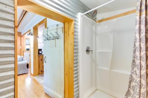 uma casa de banho com um chuveiro e uma cabina de duche ao nível do chão em East Otis Vacation Rental with Private Deck and BBQ! em East Otis