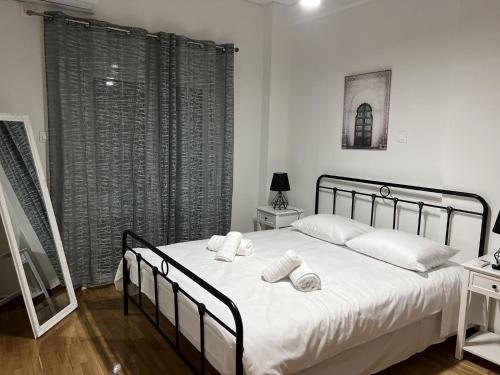 Postel nebo postele na pokoji v ubytování Adelais Cozy, Renovated Apt near Piraeus Metro