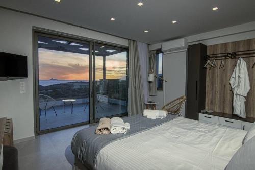 Ένα ή περισσότερα κρεβάτια σε δωμάτιο στο Crete Villa Paseathea, Luxurious Pool Getaway