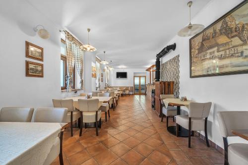 Libošovice的住宿－Hotel Podkost，一间在房间内配有桌椅的餐厅