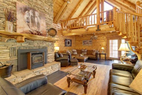 Redwood Cabin and Casita 2 Acres, Fire Pit, Hot Tub