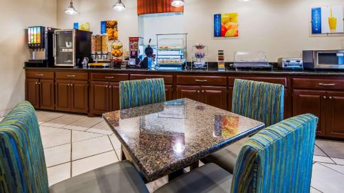 een eetkamer met een tafel en stoelen bij Best Western Northgate Inn in Pampa