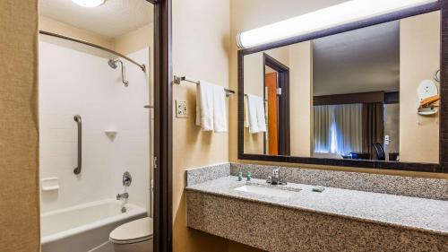 Ένα μπάνιο στο Best Western Northgate Inn