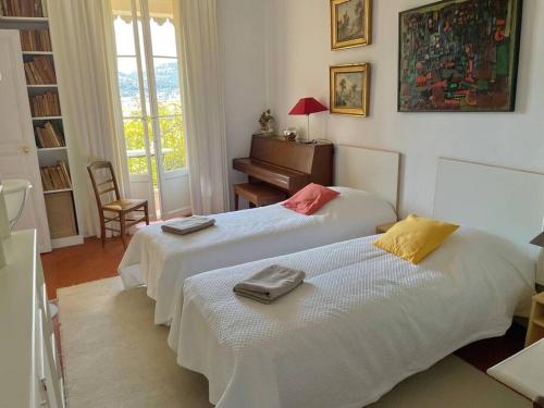 deux lits côte à côte dans une chambre dans l'établissement Villa Chateaubriand sur Hyères proche du centre, à Hyères