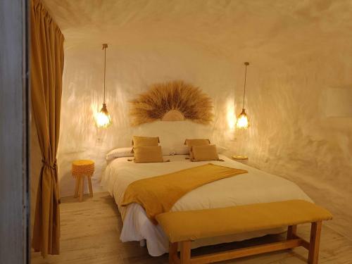 1 dormitorio con 1 cama grande en una habitación en Cueva OTTO Familiar Privada, en Baza