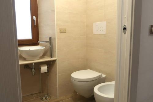 a small bathroom with a toilet and a sink at La Strettola • CASÆLETTO in Casaletto Spartano