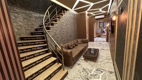 een lobby met een trap met een bank en een tafel bij Mar Boutique Apartment in Istanbul