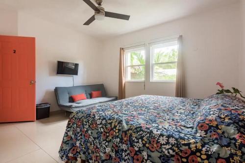 Säng eller sängar i ett rum på Beautiful Apartment surrounded by nature w/Pool