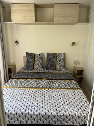 Postel nebo postele na pokoji v ubytování Mobil home confort XL,camping la pommeraie, piscine et océan, concarneau et pont aven