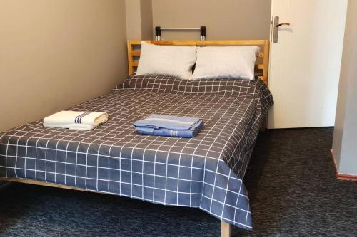 - un lit avec 2 serviettes dans l'établissement Cozy Apt Nearby Beşiktaş - Keyif ve huzur dolu, à Istanbul